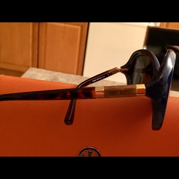Tory Burch Blue Wood Stemmed Sunglasses w/Case - Picture 2 of 8
